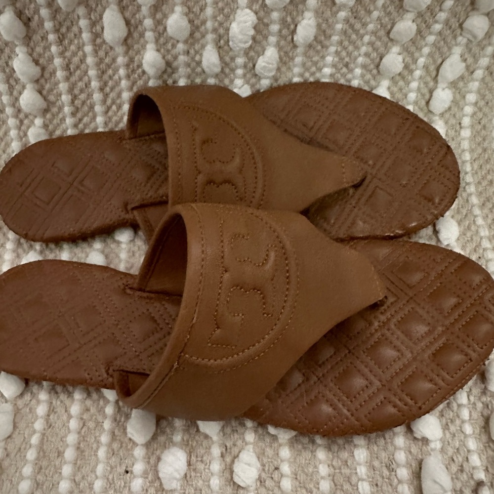 Tory Burch Tan Brown Sandals with Embossed Design - Picture 5 of 6